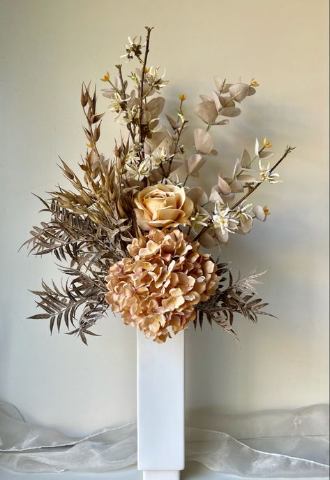 Dried look artifial hydrangea wheat gum rose flowers Floral Vase Arrangements, Become A Florist, Art Deco Flowers, Drying Roses, Rose Flower Arrangements, Tropical Flower Arrangements, Plant Vase, Vase Arrangements, Flower Display