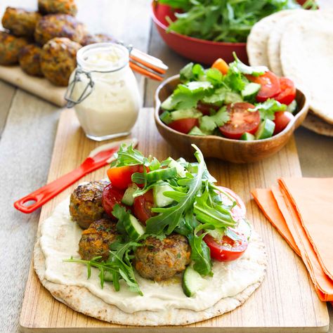 Lamb kofta wrap with hummus and salad Falafel Wrap Recipe, Healthy Falafel, Lamb Mince Recipes, Falafel Wraps, Lamb Kofta, Wrap Recipe, Low Cholesterol Recipes, Falafel Recipe, Diner Recept