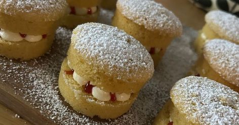 Make Mary Berry’s mini Victoria sponge cakes in 15 minutes - recipe Mini Victoria Sponge Cake, Mini Victoria Sponge Cakes, Mini Victoria Sponge, Lemon Tart Recipe, Mary Berry Recipe, Microwave Fudge, Sweater Pattern Free, Jaffa Cake, Victoria Sponge Cake