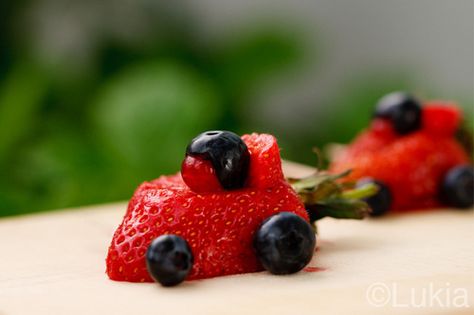 strawberry car varooomm: love this presentation! Cupcake Toppings, Strawberries And Blueberries, Cars Birthday Party Disney, Disney Cars Birthday, Fresh Fruit Recipes, Race Party, Cars Party, Kids Party Food, Cute Snacks