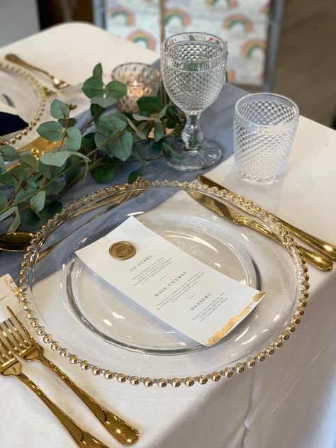 Gold Place Setting Wedding, Gold Wedding Plates, Red Quince Theme, Wedding Plate Setting, Pearl Bridal Shower, Charger Plates Wedding, Gold Table Setting, Dinner Party Table Settings, White Table Settings