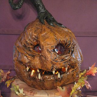 Papier Mache Jack-o-lantern diy very cool Jack O Lantern Decorations, Paper Mache Pumpkins, Clever Halloween, Paper Mache Crafts, Lanterns Decor, Halloween Make, Halloween Props, Halloween Projects, Halloween Haunt