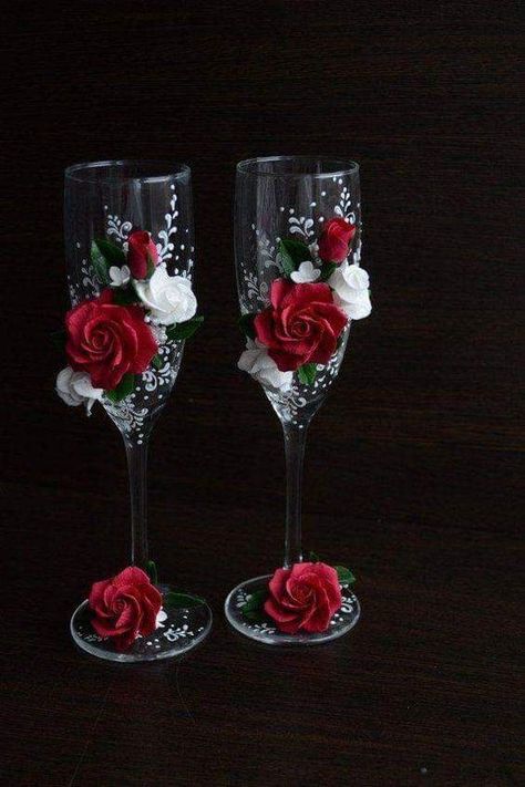 Glass Decor Ideas, Red Quince, Bride And Groom Glasses, Red Wedding Theme, Diy Wine Glasses, Wedding Wine Glasses, Wedding Champagne Glasses, Decorated Wine Glasses, Wine Glass Crafts