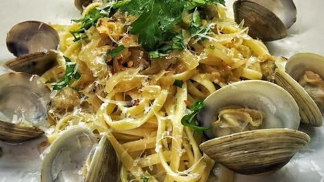 The Best Clam Sauce Recipe - Allrecipes.com Fresh Garlic Bread, Clam Linguine, Heart Pasta, Clam Sauce Recipe, Clams Recipe, Best Marinara Sauce, White Clam Sauce, Clam Sauce, Healthy Sauces