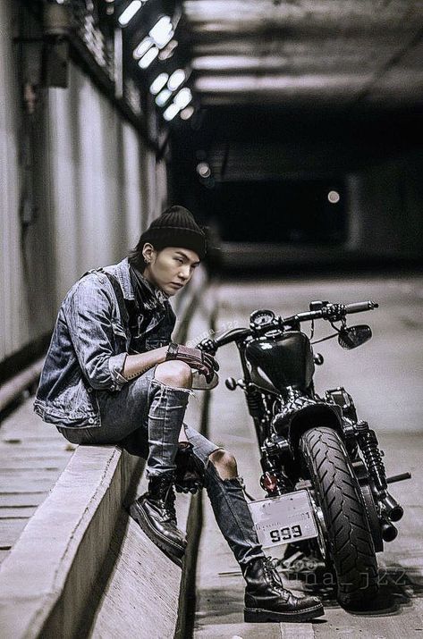 @nuna_j22 Harley Davidson 883, Aesthetic Photography People, Big Bike, Custom Sportster, Chopper Bobber, Motorcycle Aesthetic, Biker Aesthetic, Bike Photoshoot, Biker Love