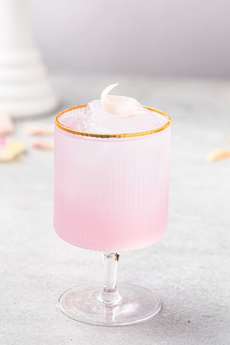 Stemmed cocktail glass with a gold rim containing a pale pink cocktail garnished with an edible rose petal. Empress Gin Cocktail Pink, Pink Gin Drinks, Empress Gin Cocktail, Pink Gin Cocktails, Empress Gin, Gin Drink Recipes, Dessert Cocktails, Empress 1908 Gin, Mojito Recipe Classic