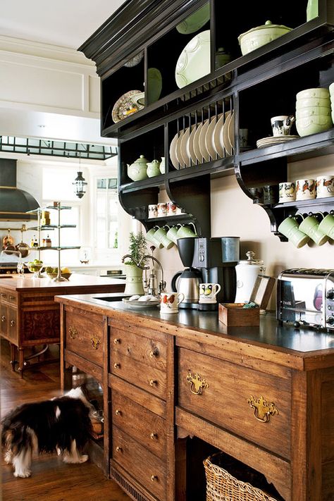 Kitchen Shelves Above Cabinets, Unconventional Kitchen Cabinets, Vintage Maximalism Kitchen, English Cottage Style Kitchen, Bar Corner, Cottage Style Kitchen, Traditional Kitchen Design, English Cottage Style, Hus Inspiration