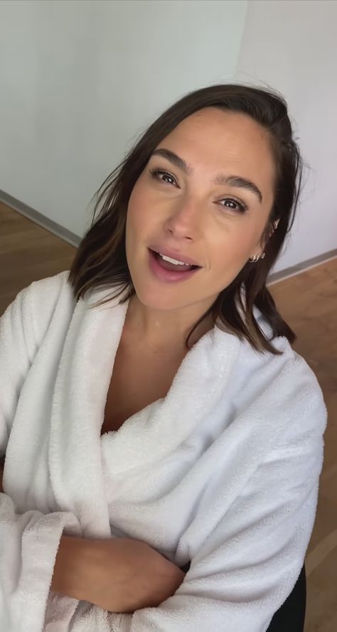 Via her Instagram, 2022 Female Actors, Delivery Pictures, Gal Gadot Wonder Woman, Mila Kunis, Photo To Video, Gal Gadot, Woman Crush, Beautiful Smile, Photoshoot Poses