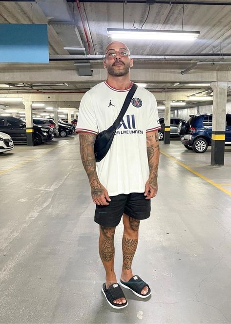 Athletic Shorts Outfit, Slide Sandals Outfit, Casual Mens Outfits, Sports Fashion Men, Slides Outfit, Tattoo Fashion, Adidas Slides, Sandals Outfit, Mens Fashion Inspiration