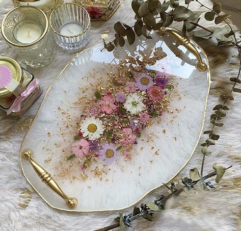 Resin Art Table Top Diy, Floral Resin Tray, Resin Tray Ideas, Flower Resin Tray, Diy Resin Tray, Seni Resin, Resin Candle, Desain Quilling, Resin Crafts Tutorial