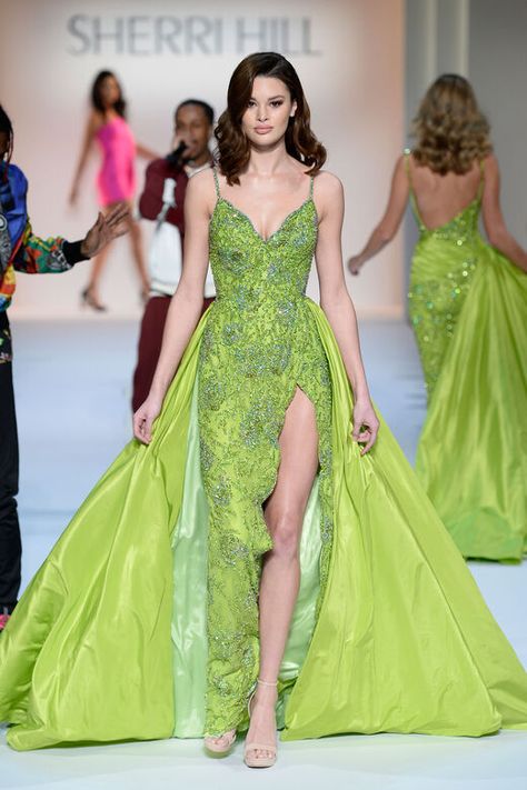 Sherri Hill Runway, Sherry Hill, Dollar Signs, Green Gown, Dream Dresses, Bae Suzy, Fashion Runway, Project Inspiration, Fashion Week Runway