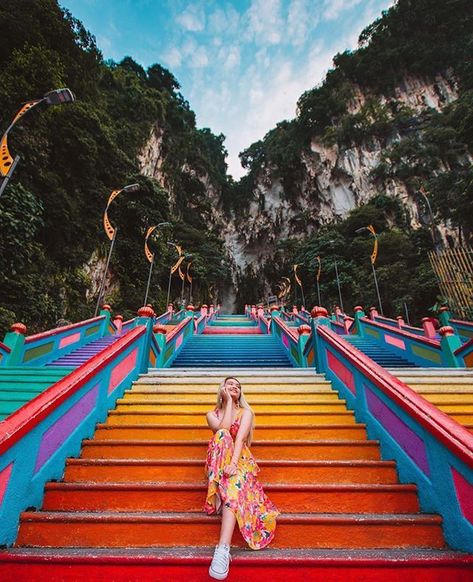 She is Not Lost 🌎 sur Instagram : 🌏 @yobaemaya is Not Lost 🌏 in Kuala Lumpur, Malaysia #sheisnotlost Kuala Lampur, Kuala Lumpur Travel, Malaysia Travel Guide, Kl Malaysia, Petronas Towers, Batu Caves, Malaysia Travel, Colorful Places, Putrajaya