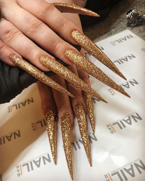 Raw Glitter Nails, Lilith Nails, Extendo Nails, Gold Stiletto Nails, Stilleto Nails Designs, Long Stiletto Nails, Sharp Nails, Pointy Nails, Gold Glitter Nails