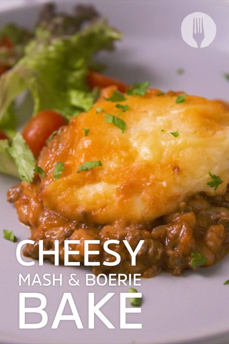 On today's menu: Cheesy Mash & Boerewors Casserole 😱 Boerewors Recipe Dishes, Easy Suppers, African Dessert, Mash Recipe, Todays Menu, Sausage Casserole, Cheesy Garlic Bread, Sunday Recipes, African Recipes