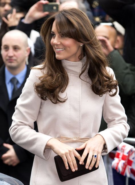 Kate Middleton Hair Conspiracy | Kate Middleton has embraced bangs in her golden blonde balayage in loose curls #hair #celeb #color Principe William Y Kate, Düşes Kate, Looks Kate Middleton, Kate Middleton Hair, Kate Middleton Outfits, Wales Family, Catherine Elizabeth Middleton, Princess Kate Middleton, Middleton Style