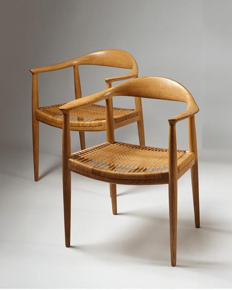 Pair of armchairs 'The Chair' model JH 501 designed by Hans J. Wegner for Johannes Hansen — Modernity Wegner Chair, Hans J Wegner, Hans Wegner, The Chair, Cabinet Makers, The 20th Century, Glass Lighting, Chair Design, Scandinavian Design