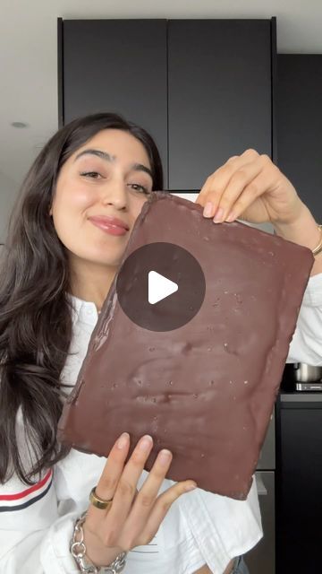 Samah Dada on Instagram: "follow @dadaeats for more easy, healthy desserts!

THE BEST NO-BAKE DESSERT…🤩 my verrryyy popular NO BAKE. BROWNIE. BATTER. BARS (and they’re gluten-free & vegan)! 

developed these a couple years ago and sharing them again for you 😈 I know you’re going to make these treats on repeat! if you’re like me and “bake” brownies for a chance at scraping the bowl of the batter, you’re going to love this recipe. it’s the best no-bake dessert that is SO easy to make, with simple ingredients, and no ovens involved. not to mention it’s also vegan, gluten-free, and refined sugar free. i keep this stocked in my freezer for dessert emergencies along with my cookie dough bars (you know the drill) - I hope you enjoy this recipe!!

BROWNIE BATTER
3/4 cup creamy peanut butter
1/3 No Bake Brownie Batter, Easy Healthy Desserts, Bake Brownies, Cookie Dough Bars, Bake Dessert, Brownie Batter, Cake Bars, Recipe Board, Low Carb Desserts