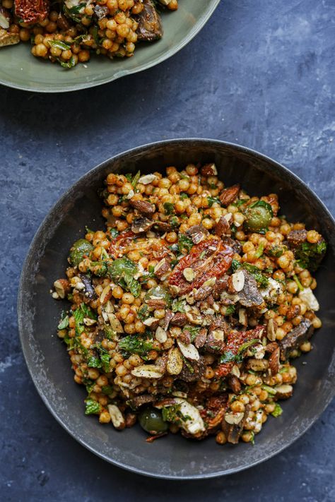 Amatriciana-inspired giant cous cous salad with olives, capers and semi-dried tomatoes Giant Couscous Salad, Pearl Cous Cous Salad, Flavorful Salads, Monday Dinner, Dinner Today, Couscous Recipes, Couscous Salad, Cous Cous, Lentil Salad