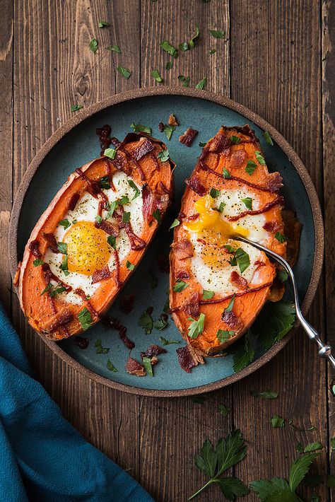 Baked Sweet Potato Breakfast Boats Sweet Potato Egg Breakfast, Baked Egg Recipes, Potato Egg Breakfast, Breakfast Boats, Sweet Potato Egg, Potato And Egg Breakfast, Brunch Easter, Baked Eggs Recipe, Potato Breakfast