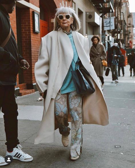 64-year-old grandmother gives young models run for their money Elegant Outfit Ideas, Moda Over 50, Accidental Icon, 60 Outfits, Old Money Fashion, 60 Year Old Woman, Chic Dressing, Old Money Outfits, Money Fashion