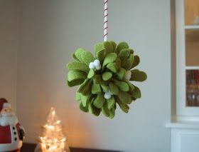 Free Felt Patterns and Tutorials: Felt Kissing Mistletoe Ball - Free Tutorial Diy Felt Decorations, Christmas Diy Felt, Mistletoe Diy, Kissing Ball, Homemade Ornaments, Craft Day, Diy Spring, Felt Decorations, Noel Christmas