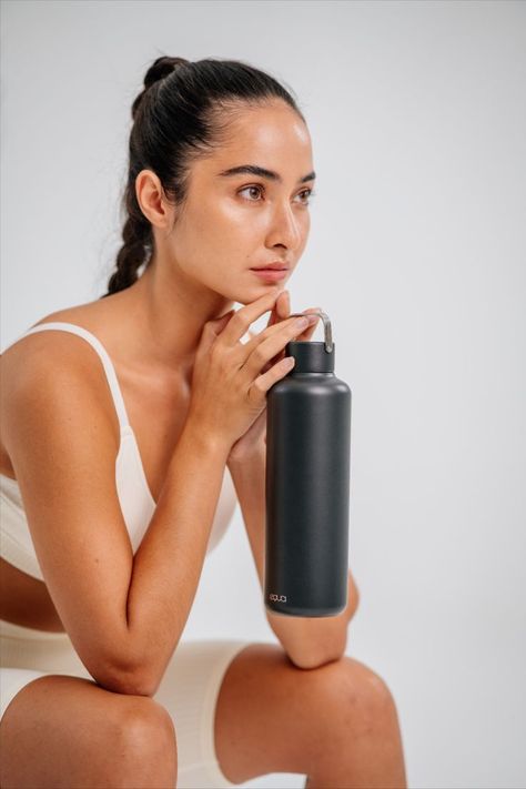 Drinking Water Photoshoot, Water Bottle Photoshoot, Water Bottle Photography, Merch Shoot, Bottle Shoot, Shooting Studio, Water Shoot, Agua Mineral, Water Aesthetic