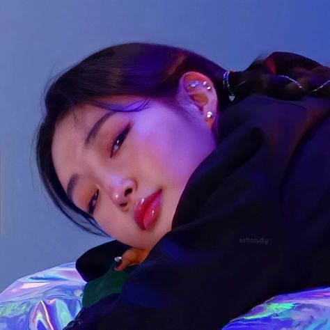 Asian Ear Piercing, Kpop Piercings, Piercings Female, Chung Ha, Kim Chungha, Ear Piercing, Kpop Wallpaper, Kpop Idol, Ear Piercings