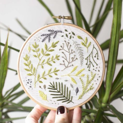 29 comptes instagram qui donnent envie de se mettre à la broderie Easy Embroidery, Embroidery Transfers, Embroidery Patterns Vintage, Learn Embroidery, Pola Sulam, French Knots, Simple Embroidery, 자수 디자인, Hand Embroidery Stitches