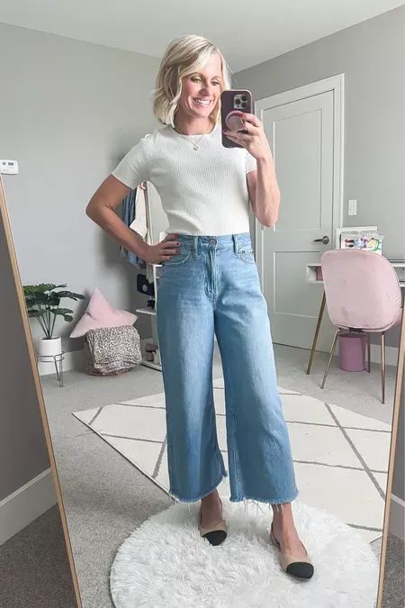 How to wear cropped wide leg jeans, a petite women's outfit idea! Ribbed short sleeve shirt with cropped wide leg jeans. Cute mom outfit, fall outfit that looks casual chic! Petite Women Outfits, Church Outfit Jeans, Mom Outfit, Look Casual Chic, Cropped Wide Leg Jeans, Mom Fashion, Ribbed Shorts, Jeans Mom, Short Legs