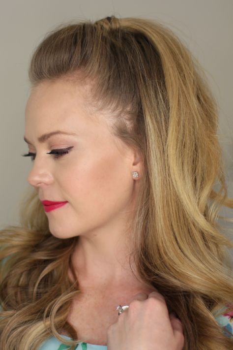 For a style that mirrors '50s and '60s bombshells like Brigitte Bardot, try this half-up ponytail. Half Up High Ponytail, Media Cola, Missy Sue, Chic Ponytail, Pony Hairstyles, Half Ponytail, Ponytail Hairstyle, High Hair, Awesome Hair