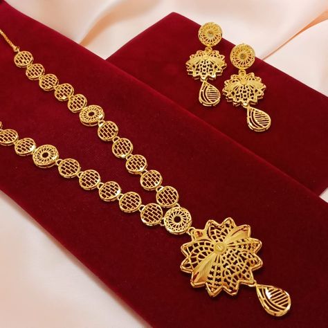 Gold Set Dubai, Light Weight Gold Necklace, Indian Gold Necklace Designs, Dubai Design, Bridal Jewellery Inspiration, Simple Gold Earrings, Delicate Gold Jewelry, Gold Jewels Design, Antique Necklaces Design