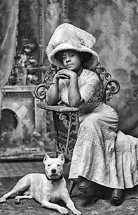 African American woman in the 1890s, posing with her faithful bulldog. Photos Of Dogs, American Photo, Postal Vintage, Vintage Black Glamour, American Kennel Club, Health Nutrition, Foto Vintage, Vintage Dog, Vintage Portraits