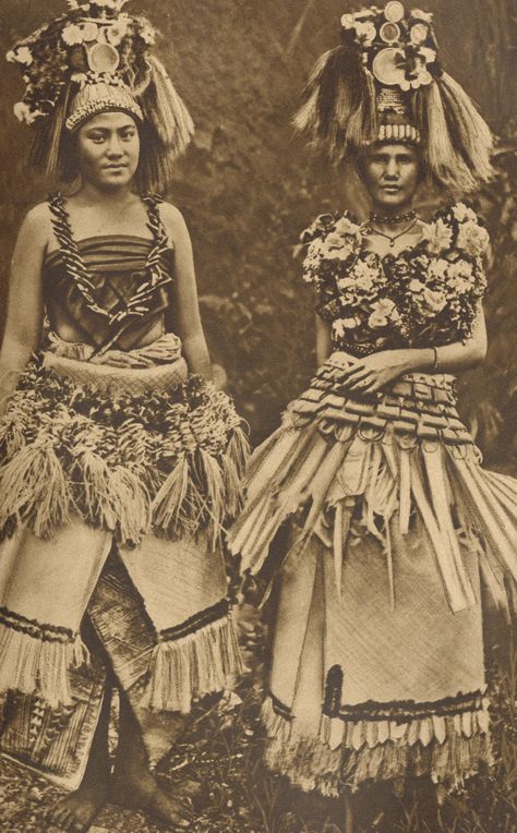 Samoa, pictures from a very old book Lost Boys Costume, Samoan Dance, Samoan Clothing, Samoan People, Samoan Women, Samoan Culture, Maori People, Polynesian Art, Island Wear