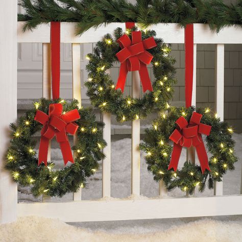 Christmas Wreaths Fence Décor Best Outdoor Christmas Decorations, Outdoor Christmas Diy, Outdoor Fence, Diy Christmas Lights, Christmas Window Decorations, Outdoor Wreaths, Christmas Decorations Diy Outdoor, Christmas Outdoor, Outdoor Holiday Decor