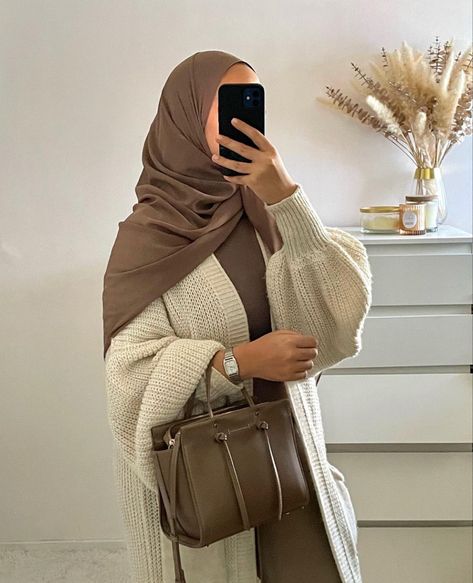 Hijabi Cardigan Outfit, Hijabi Mode, Hijab Stile, Modest Winter Outfits, Mode Abayas, Abaya Outfit, Estilo Hijab, Mode Kylie Jenner, Hijabi Fits