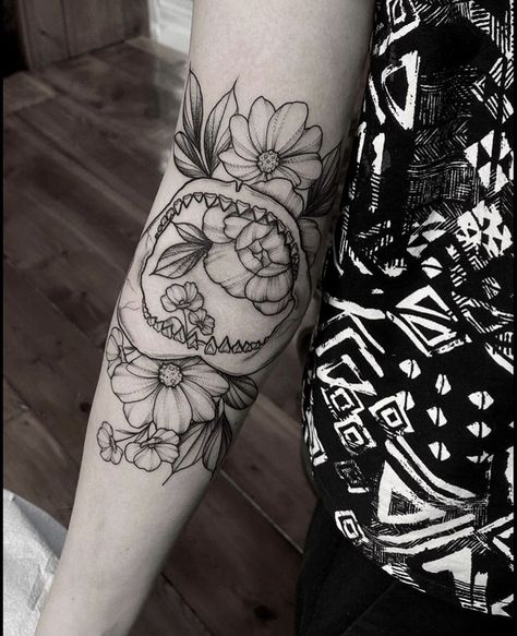 @stefanistipple on Instagram Ocean Tattoo Filler Ideas, Floral Aquatic Tattoo, Nautical Floral Tattoo, Floral Ocean Sleeve Tattoo, Leg Sleeve Ocean, Ocean Flowers Tattoo, Shark With Flowers Tattoo, Flower Shark Tattoo, Floral Ocean Tattoo