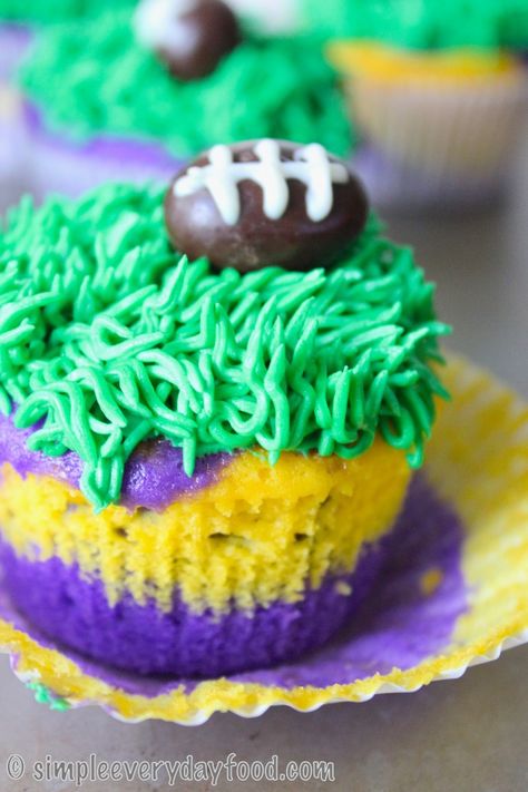 Minnesota Vikings Cupcakes, Mn Vikings Birthday Party, Cupcakes Simple, Viking Birthday, Viking Party, Mn Vikings, Dads Birthday, Football Snacks, Thanksgiving Cookies