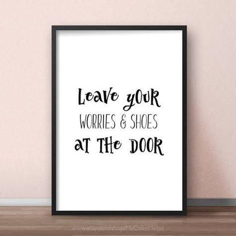 Home Hallway Decor, No Shoes Sign, Shoes Off Sign, House Rules Sign, Door Quotes, Cozy Fall Bedroom, Bedroom Quotes, Door Signs Diy, Cute Furniture