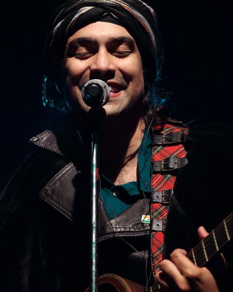 Jubin Nautiyal Bollywood singer and musician live performance in Delhi Songs Guitar, Old Song Lyrics, Jubin Nautiyal, Best Music Artists, Cool Pictures For Wallpaper, Soul Songs, Lost Souls, Creative Gifts For Boyfriend, Cute Romantic Quotes