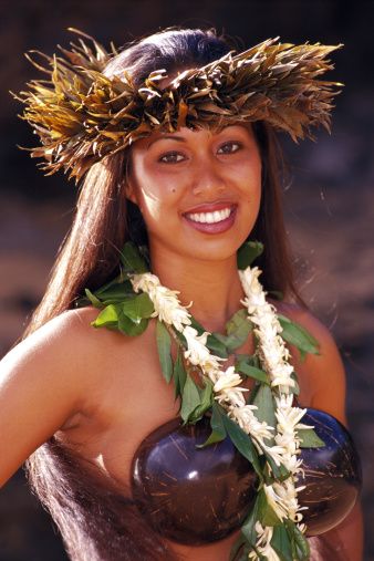 coconut-bra Islander Women, Easter Island Travel, Coconut Bra, Tahitian Costumes, Tahitian Dance, Hawaiian Woman, Hawaii Hula, Tropical Islands Paradise, Hawaiian Dancers