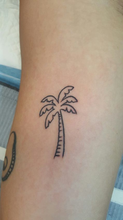 Fab palm tree tattoo! Palm Tree Outline Tattoo, Beach Tats, Vacation Tattoos, Henna Palm, Emoji Tattoo, Tree Tattoo Men, Birthday Tattoo, Palm Tattoos, Diamond Tattoos