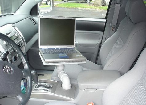 Need to use your laptop in your car? Don't purchase a pricey laptop stand for the passenger seat or shell out for a dashboard mount. With some creative DIY-action you can turn your cup holder into a laptop stand. Vw Pointer, Cup Diy, Pvc Pipe Fittings, Pvc Pipe Projects, Diy Laptop, Pvc Projects, Laptop Tray, Tray Diy, Laptop Table