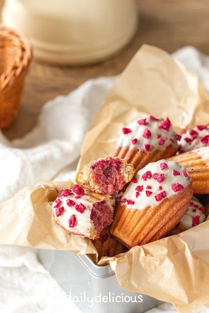 dailydelicious: Raspberry Madeleines Raspberry Madeleines, Chocolate Madeleines, Strawberry Yogurt Cake, Liquor Cake, Best Scone Recipe, Baking Lessons, Raspberry White Chocolate, Chocolate And Raspberry, Cake Delicious