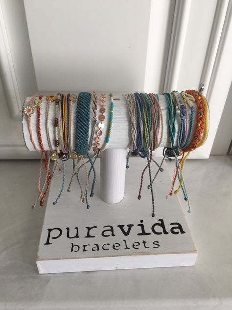 Preppy Accessories, Bracelet Holder, Bracelet Craft Diy, Pura Vida Bracelets, Bead Charms Diy, Easy Diy Gifts, Beads Bracelet Design, Summer Bracelets, Jewelry Lookbook