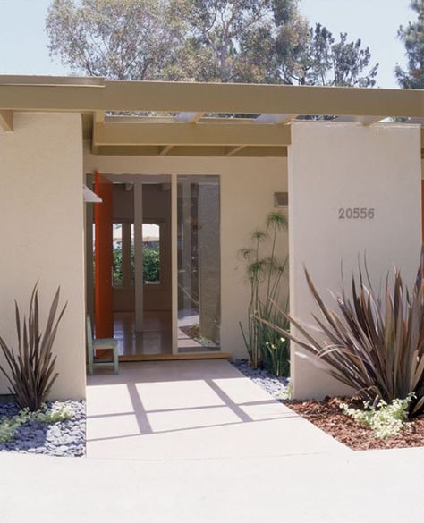 Exterior Entrance Ideas, Modern Ranch Exterior, Midcentury Modern Exterior, Mid Century Modern Landscaping, Mid Century Ranch House, Mid Century Modern Ranch, Exterior Entrance, Mid Century Modern Exterior, Mid Century Exterior