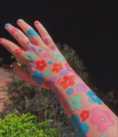 Flowers painted on arm in orange, blue, pink, lilac and green Hand Paint Body Art, Painting On Skin Aesthetic, Finger Painting Aesthetic, Painting On Arm, Painting On Skin, Paint On Hands, Exam Inspiration, Cabin 7, Creepypasta Cosplay