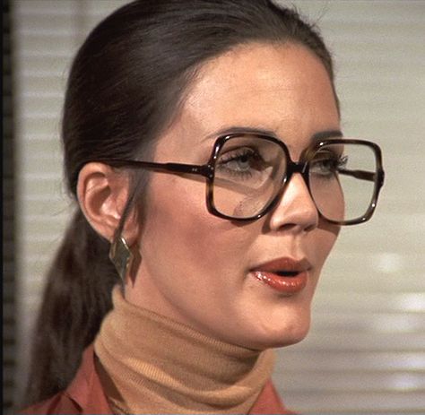 mango's moustache ride — Lynda Carter as Diana Prince, Wonder Woman,... 1970s Outfits, 70s Glasses, Big Glasses, Linda Carter, Kate Jackson, Lynda Carter, 70’s Fashion, Cool Glasses, Fashion Eye Glasses