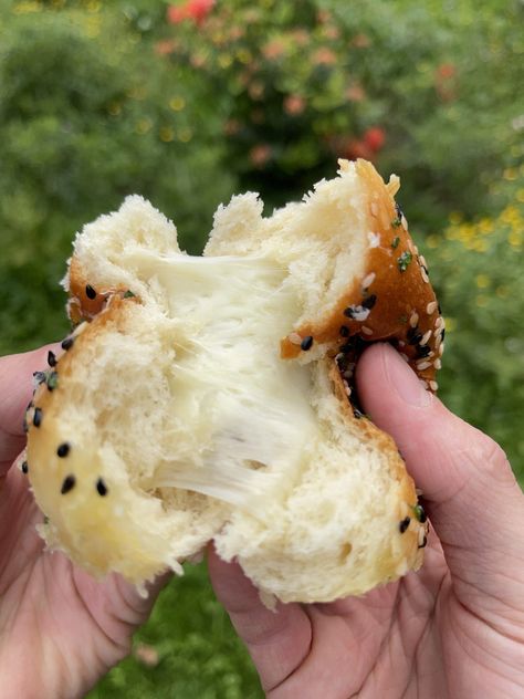 cheese pull Pull Apart Cheesy Garlic Bread, Tangzhong Bread, Cheese Pull, Garlic Bread Recipe, Cheesy Garlic Bread, Cheese Appetizers, Baking Tins, Pull Apart, Bread Flour