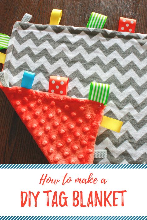 DIY Baby Blanket - How to make a DIY Tag Blanket! An easy sewing project that's a great baby shower gift idea! Diy Tag, Taggie Blanket, Projek Menjahit, Diy Baby Blanket, Tag Blanket, Baby Shower Gift Idea, Trendy Sewing, Blanket Diy, Baby Sewing Projects