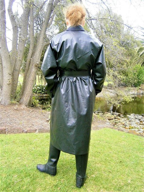 8223956613_fa7af9959b_h Rubber Mackintosh, Keith Barker, Mackintosh Raincoat, Cheap Raincoats, Raincoat Fashion, Rain Fashion, Plastic Mac, Rainwear Girl, Black Raincoat